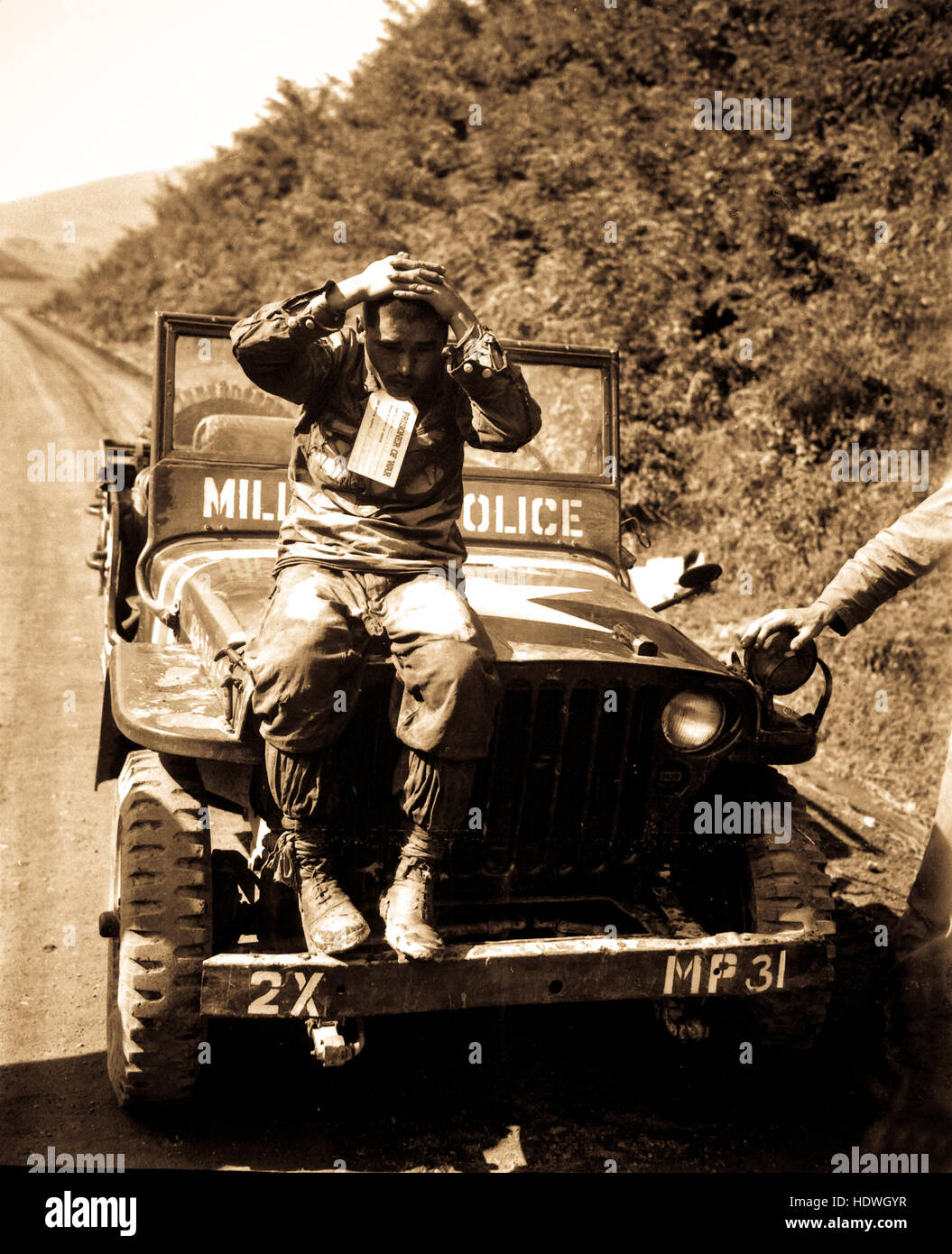 Nordkoreanische Gefangene der Marines, der Feind wieder bei der Bekämpfung der Naktong Fluss gerollt.  Er trage einen Kriegsgefangener Tag und wurde gemäß UN Regeln der internationalen Kriegsführung behandelt.  4. September 1950. Stockfoto