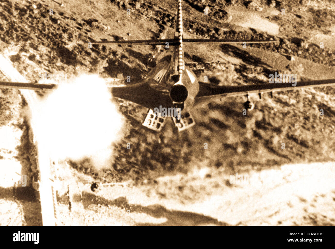 Ein Jet von USS Bon Homme Richard zeigt sich rasant und Bombardierung koreanischen Brücke.  November 1952. Stockfoto