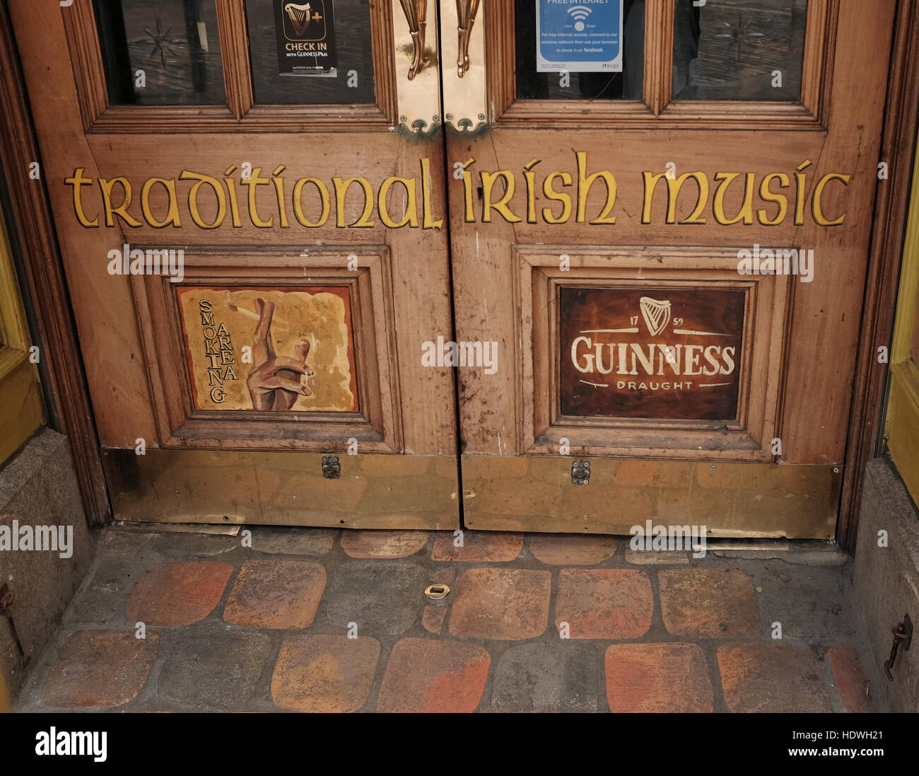 Eintritt, Tür und Türen zu einem traditionellen irischen Pub im Viertel Temple Bar in Dublin, Irland. Stockfoto