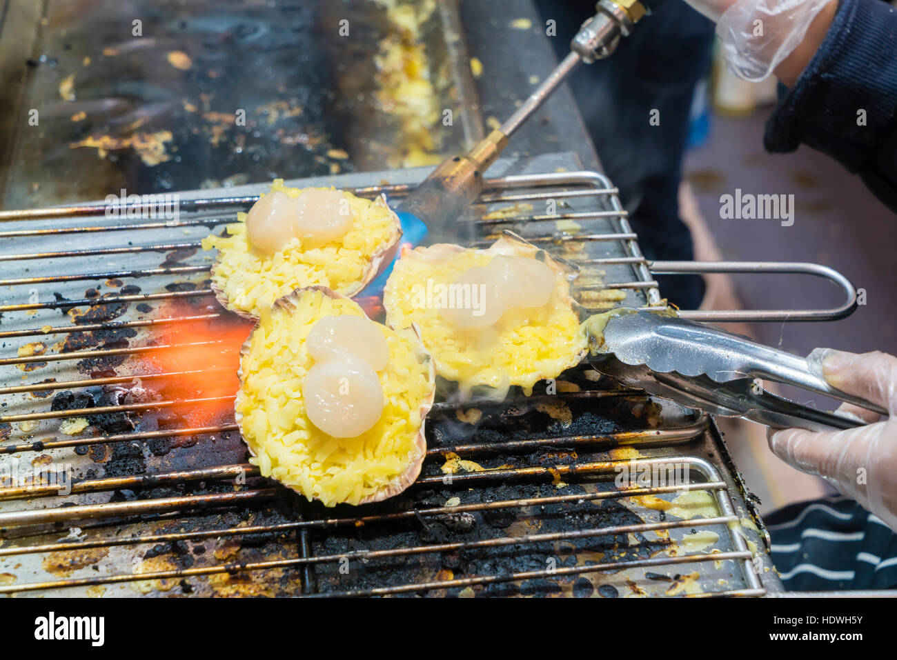 Nahaufnahme des Grillens Jakobsmuscheln Stockfoto