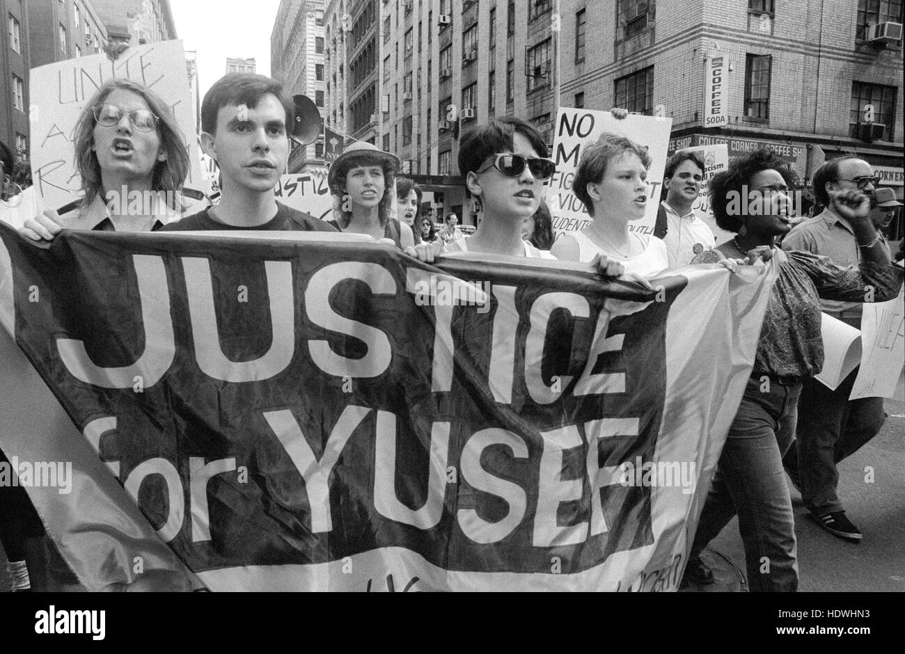 New York, NY Herbst 1989 - Demonstranten fordern Gerechtigkeit in dem Tod von Yusef Hawkens, einen 16 Jahre afroamerikanischen jungen 23 August ermordet wurde, als er ging, um ein Auto in der weißen Nachbarschaft von Bensonhurst © Stacy Walsh Rosenstock kaufen Stockfoto