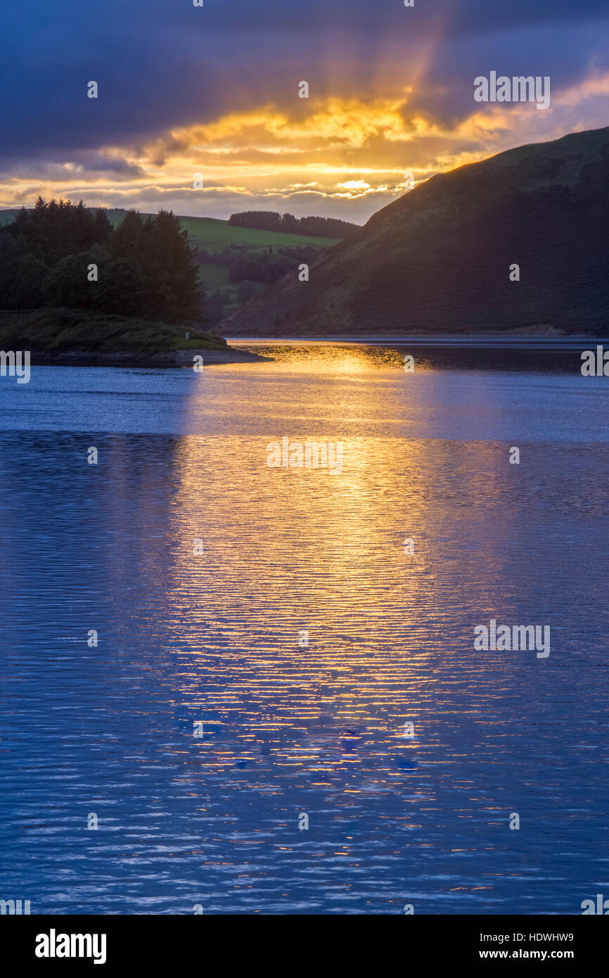 Blick von Llyn Clywedog bei Sonnenuntergang. In der Nähe von Llanidloes, Powys, Wales. September. Stockfoto