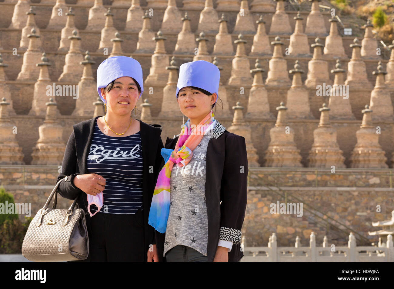 Ethnischen chinesischen Hui-Frauen bei 108 Pagoden, Wuzhong, Ningxia, China Stockfoto