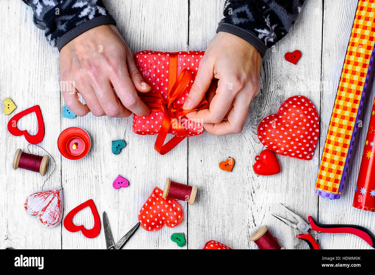 Verpacken Geschenke zum Valentinstag. Gewinde, Schaltfläche und symbolischen Herzen. Stockfoto