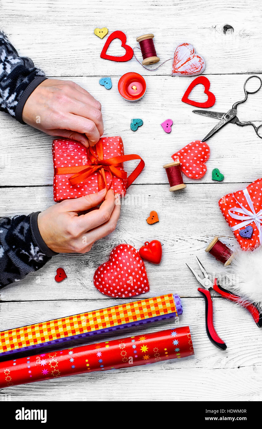 Verpacken Geschenke zum Valentinstag. Gewinde, Schaltfläche und symbolischen Herzen. Stockfoto
