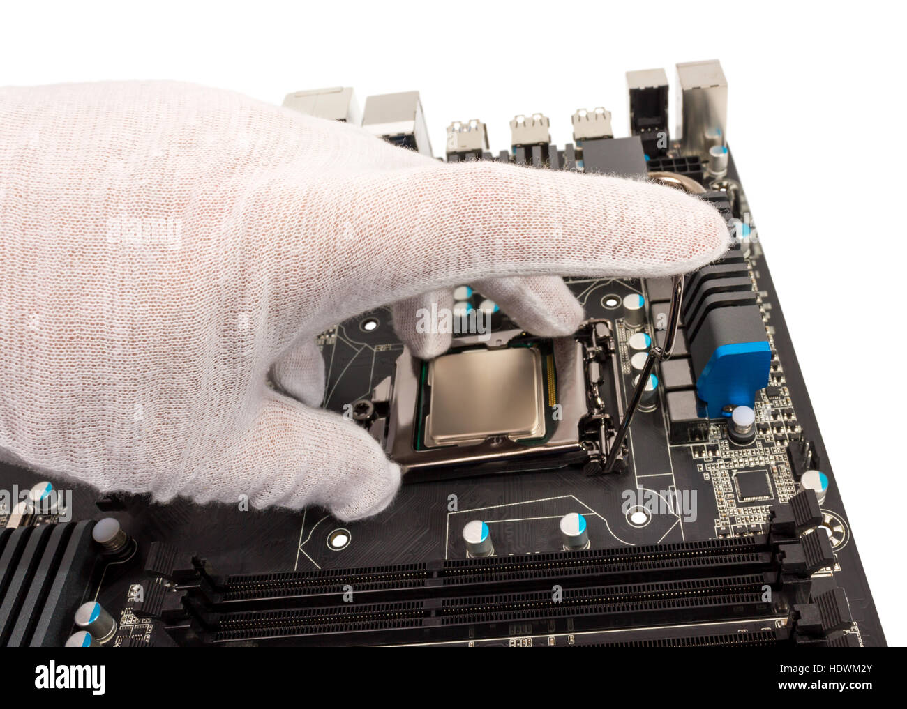 Installation von modernen Prozessor CPU-Sockel auf dem motherboard Stockfoto