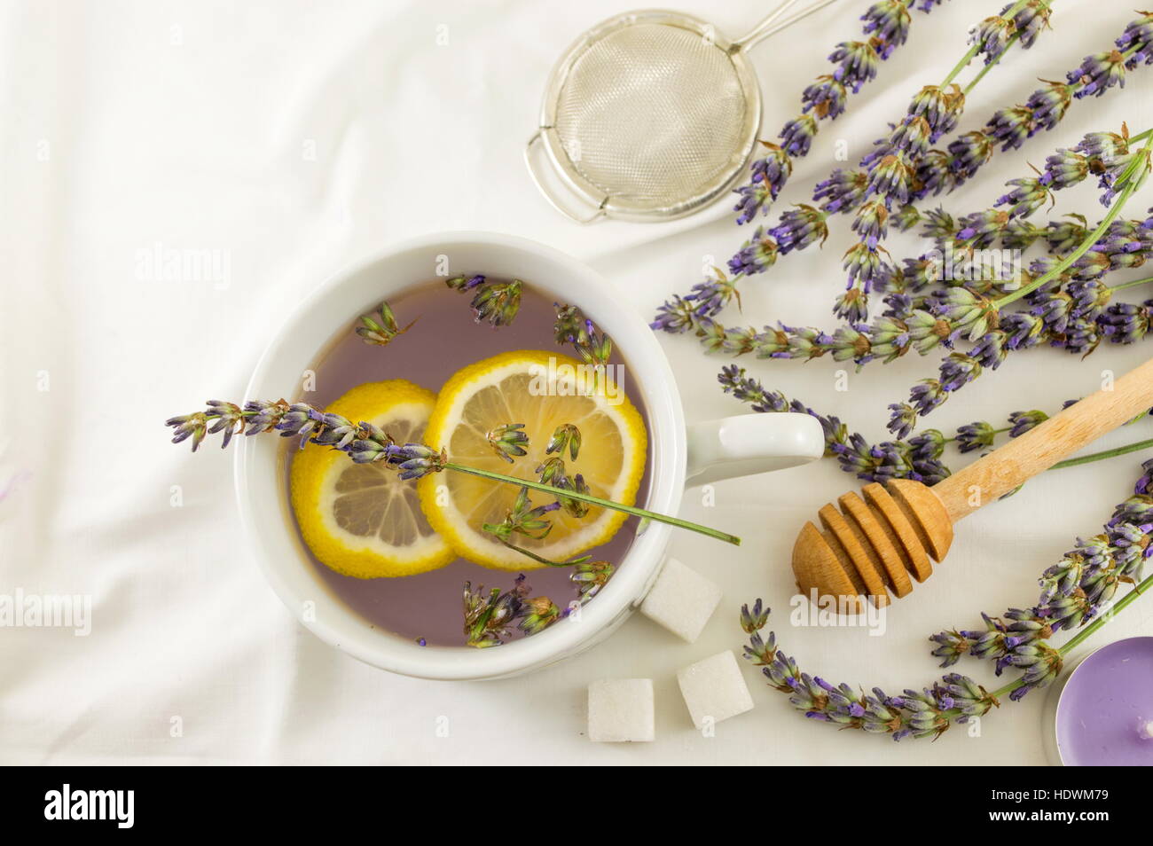 Lavendel Tee mit Zitrone und frischen Blumen Stockfoto