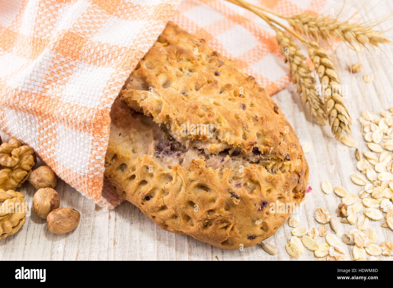 Vollkornbrot mit Walnüssen und Himbeeren Stockfoto