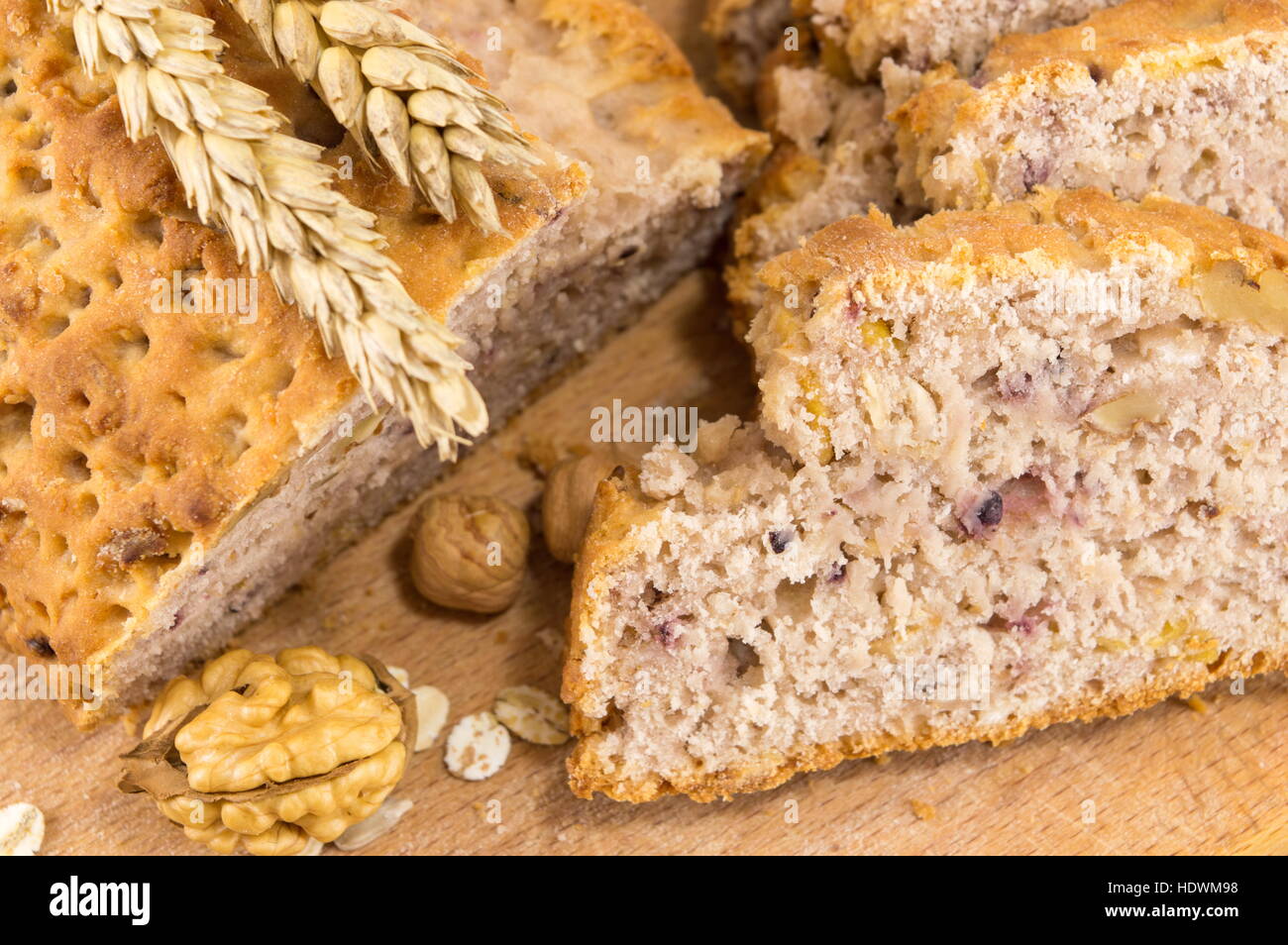 Vollkornbrot mit Walnüssen und Himbeeren Stockfoto