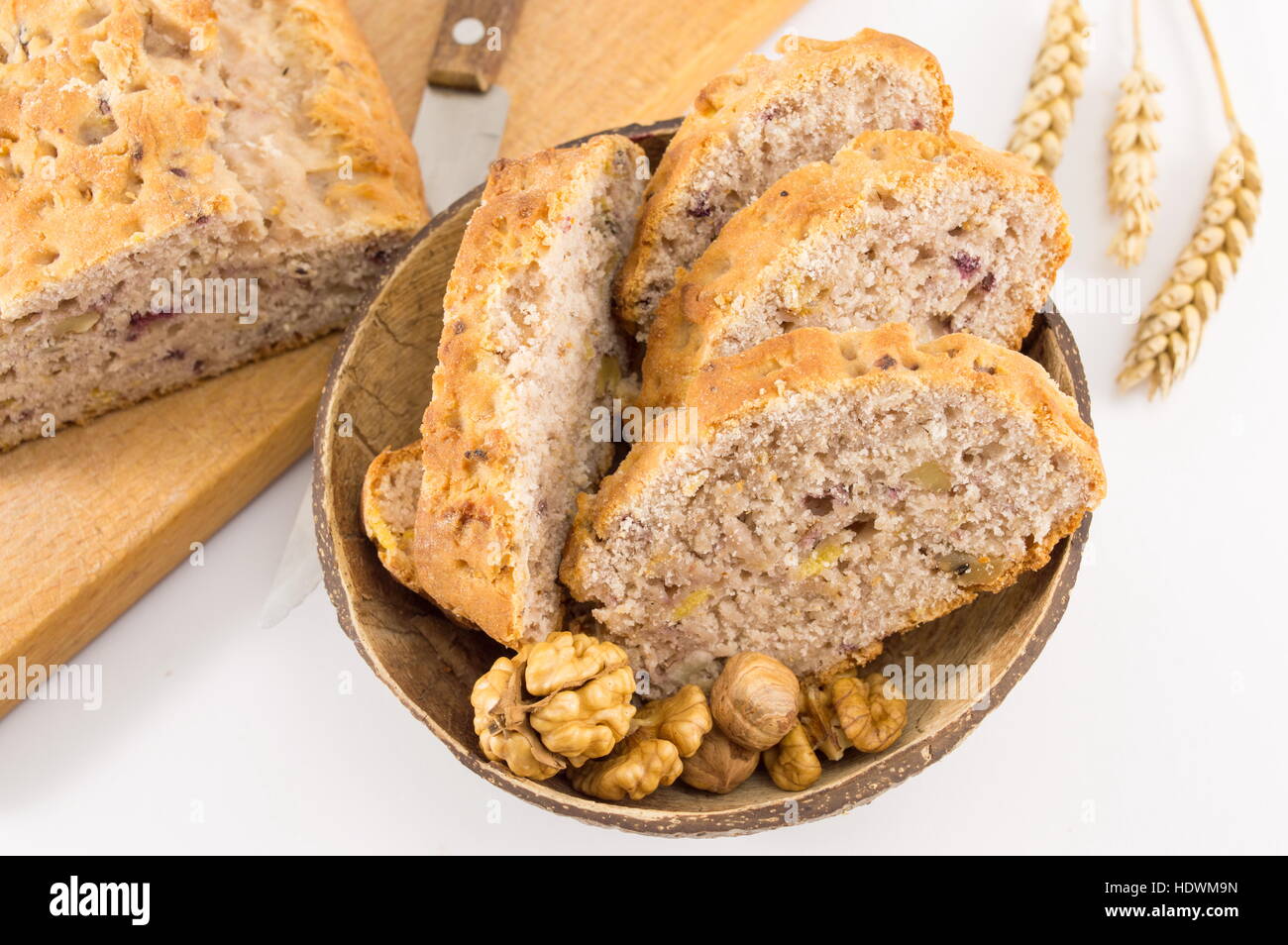 Vollkornbrot mit Walnüssen und Himbeeren Stockfoto