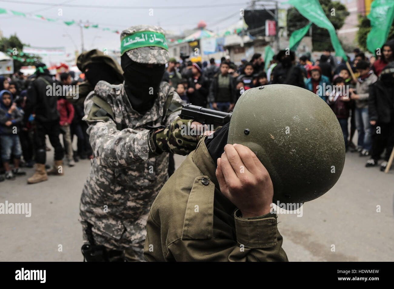 Gaza, Gaza. 14. Dezember 2016. Palästinensische palästinensischen Unterstützer während einer Kundgebung zum 29. Jahrestag der Gründung der Hamas-Bewegung. © Nidal Alwaeidi/Pacific Press/Alamy Live-Nachrichten Stockfoto