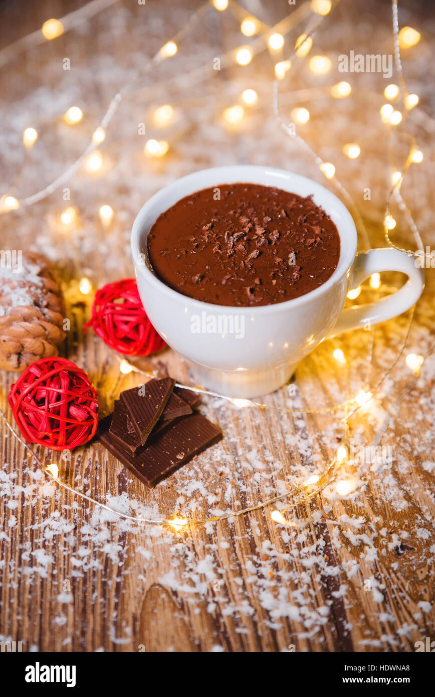 heiße Schokolade mit Marshmallows in eine keramische Tasse auf hellen Holzoberfläche Stockfoto