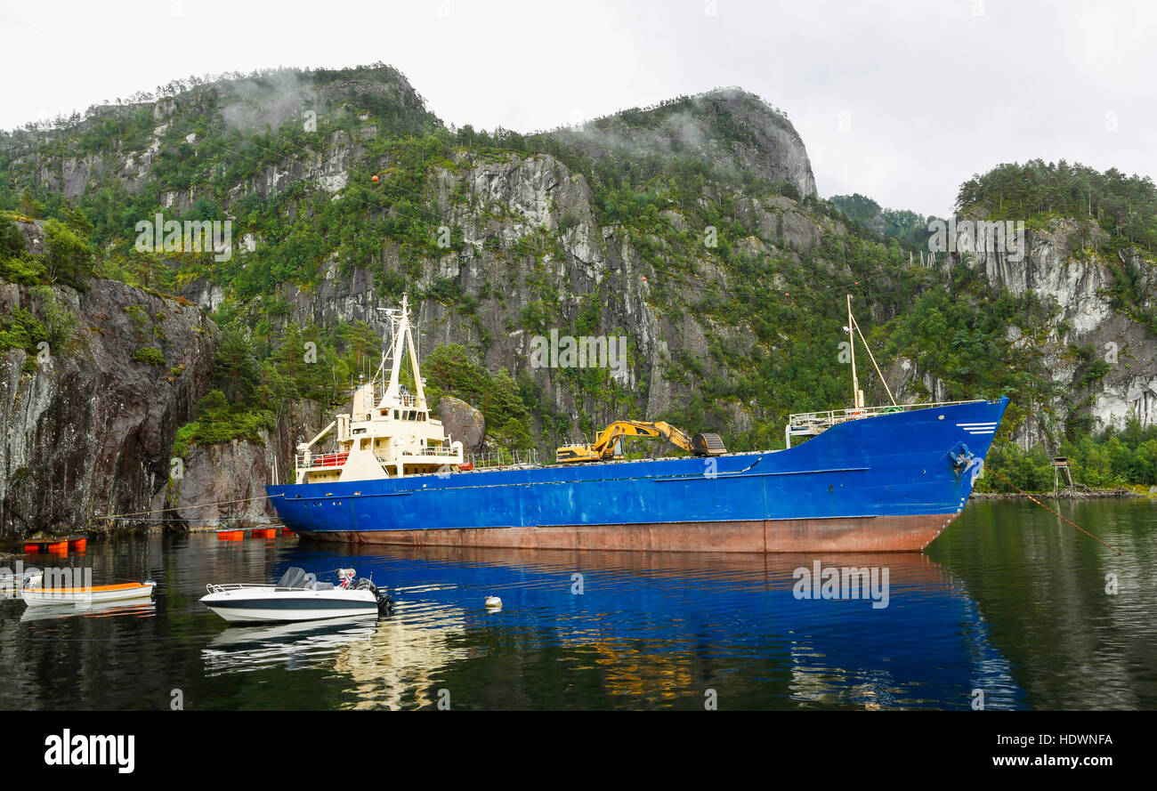 Frachtschiff im Fjord verankert. Hordaland, Norwegen. Stockfoto