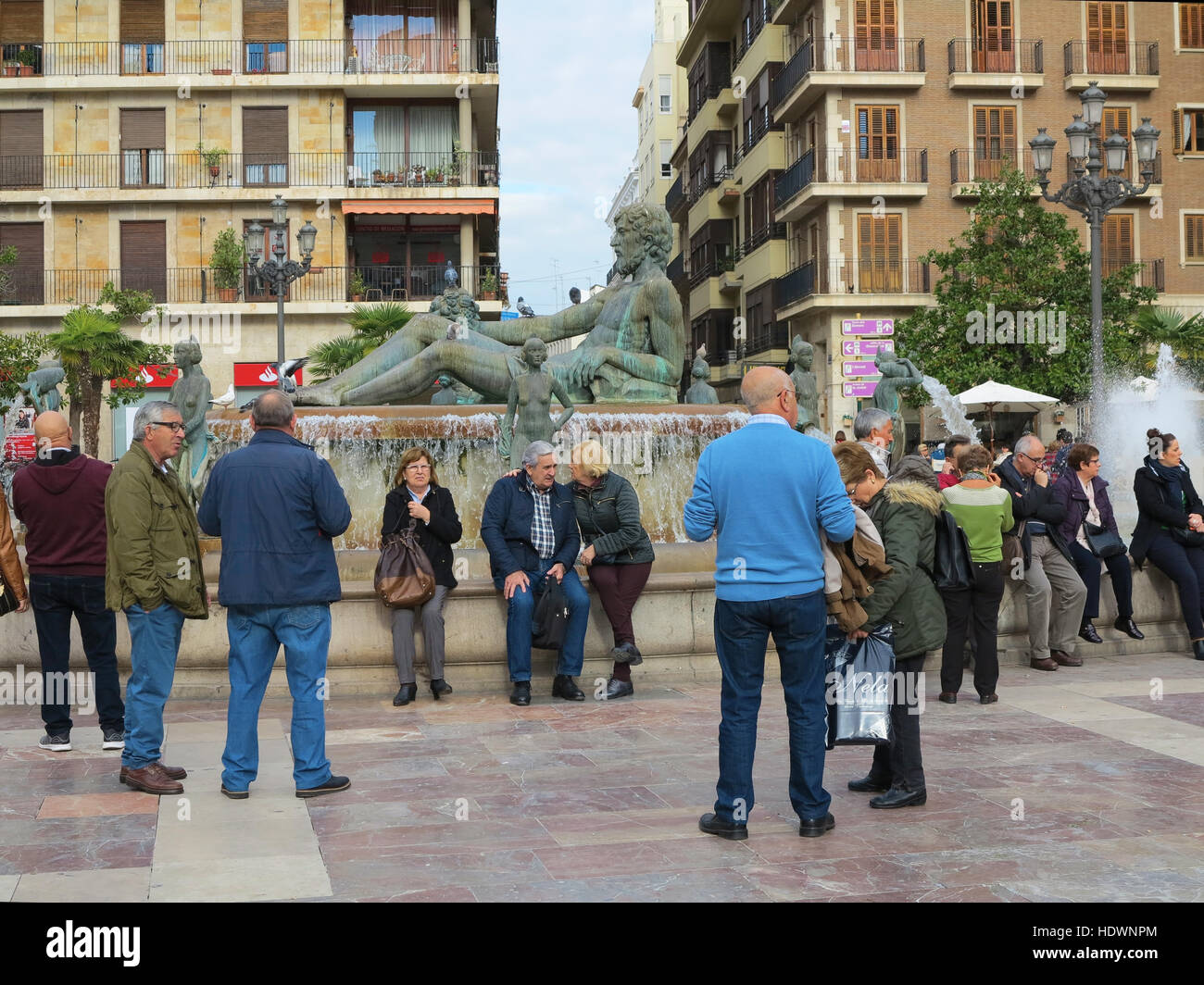 Touristen am Turia Brunnen, Placa De La Mare de Deu, Valencia, Spanien Stockfoto