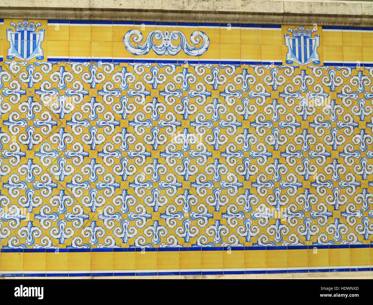 Blaue und gelbe Kacheln an Außenwand des Zentralmarktes in Valencia, Spanien Stockfoto