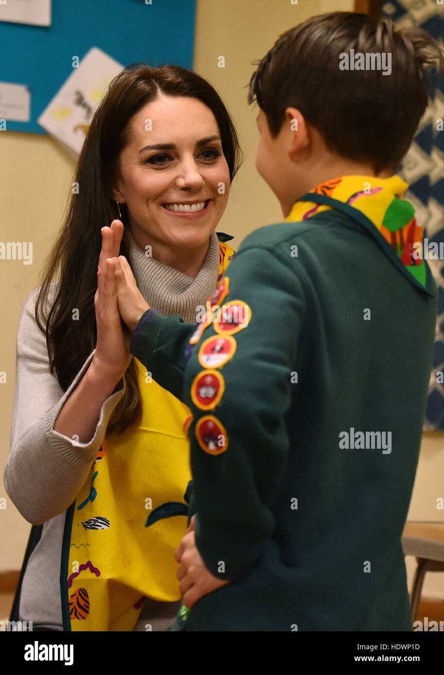 Die Herzogin von Cambridge, gibt ein High-Five, ein Pfadfinder, ihr, wie zeigte, einen gebrochenen Arm bei einem Wölflingmeute Treffen mit jungen vom Stadtteil Kings Lynn, in Kings Lynn an der The Scout und die Guide Hütte im Norden Wootton, unterstützen in der Nähe von King's Lynn, für ein Ereignis zu feiern 00 Jahre der Pfadfinder-Bewegung. Stockfoto