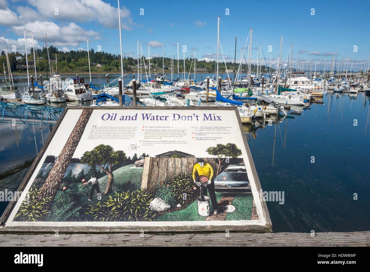 "Öl und Wasser nicht mischen" Schild am Percival Landing Park in Olympia, Washington. Stockfoto "Öl und Wasser nicht mischen" Schild am Percival Landing Park in Olympia, Washington. Stockfoto