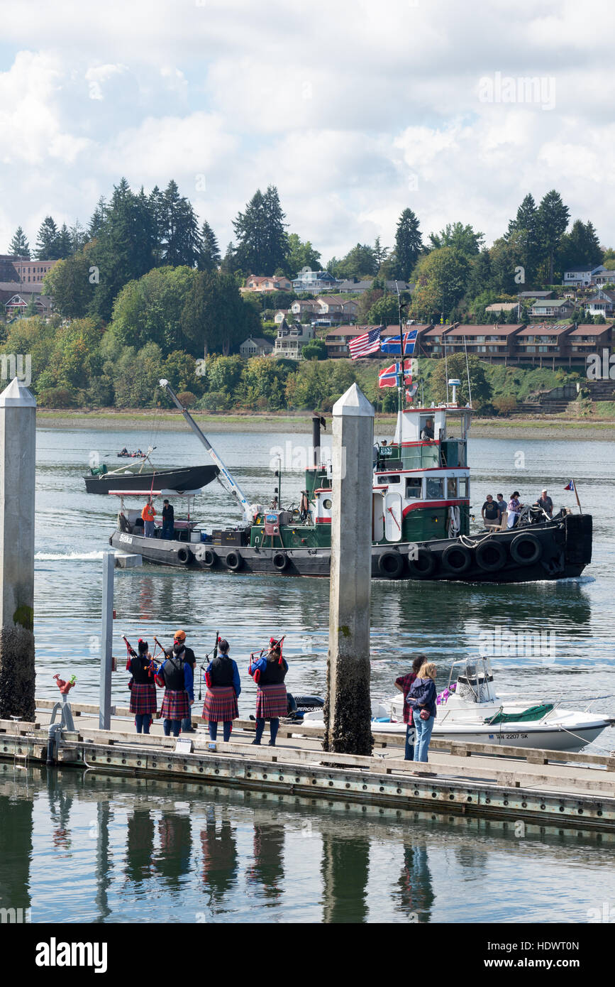 Dudelsackspieler spielt für Menschen am Schlepper während des jährlichen Olympia Hafen Tage Festivals in Olympia, Washington. Stockfoto