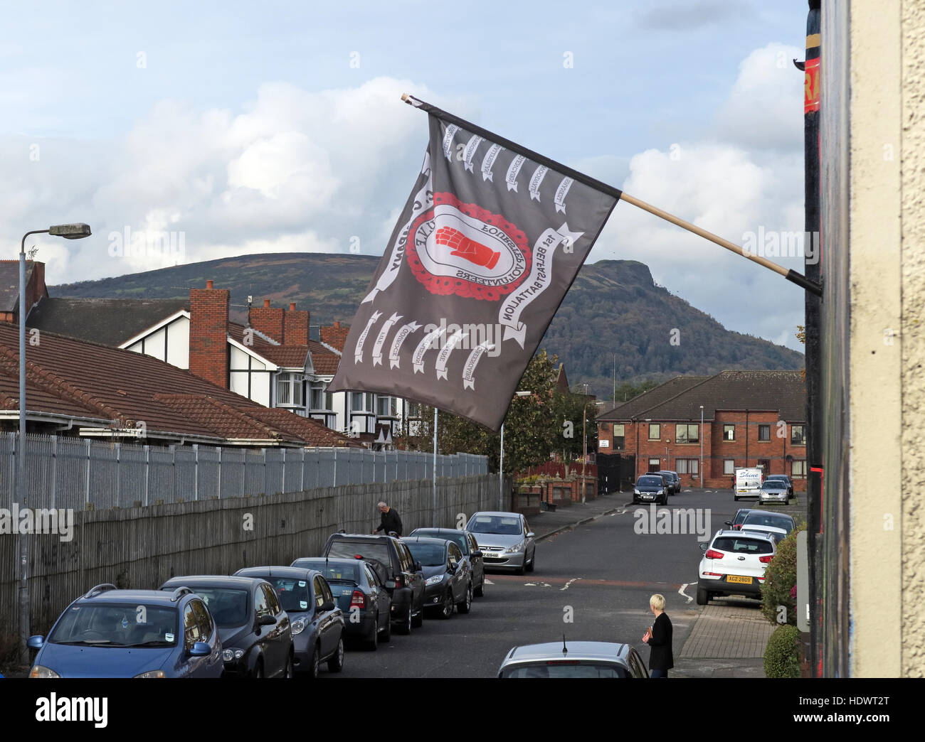 UVF-Flagge, an der Shankill Road West Belfast, Northern Ireland, UK - UVF, U.V.F. 4-stufige Freiwillige, 1. Belfast-Bataillon, Shankill, Woodvale-Flagge Stockfoto