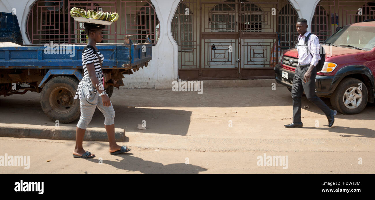 Fußgängerverkehr in Freetown, Sierra Leone Stockfoto