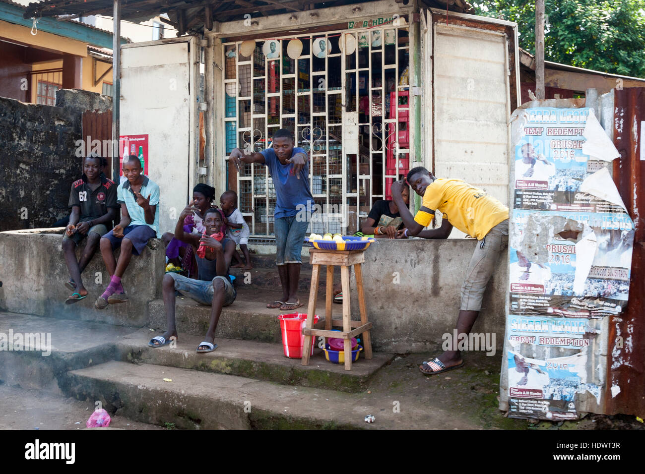 Gruppe junger Menschen, die in Freetown, Sierra Leone, vor der Kamera winken Stockfoto