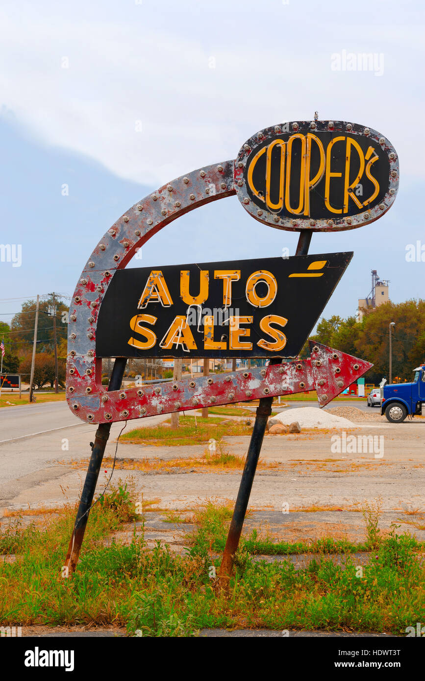 Alten Gebrauchtwagen Autohaus anmelden, Indiana-Zentrum. Stockfoto