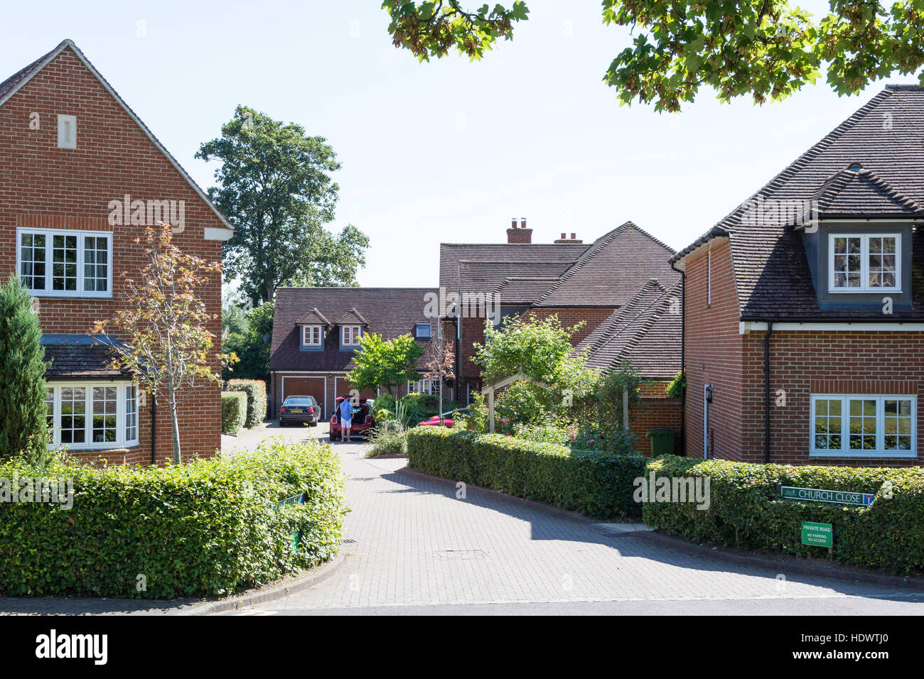 Moderne Gehäuse Entwicklung, in der Nähe Kirche, Thatcham, Berkshire, England, Vereinigtes Königreich Stockfoto
