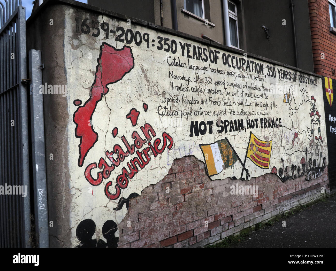 Belfast fällt Rd republikanischen Wandbild - Katalanische Solidarität Stockfoto