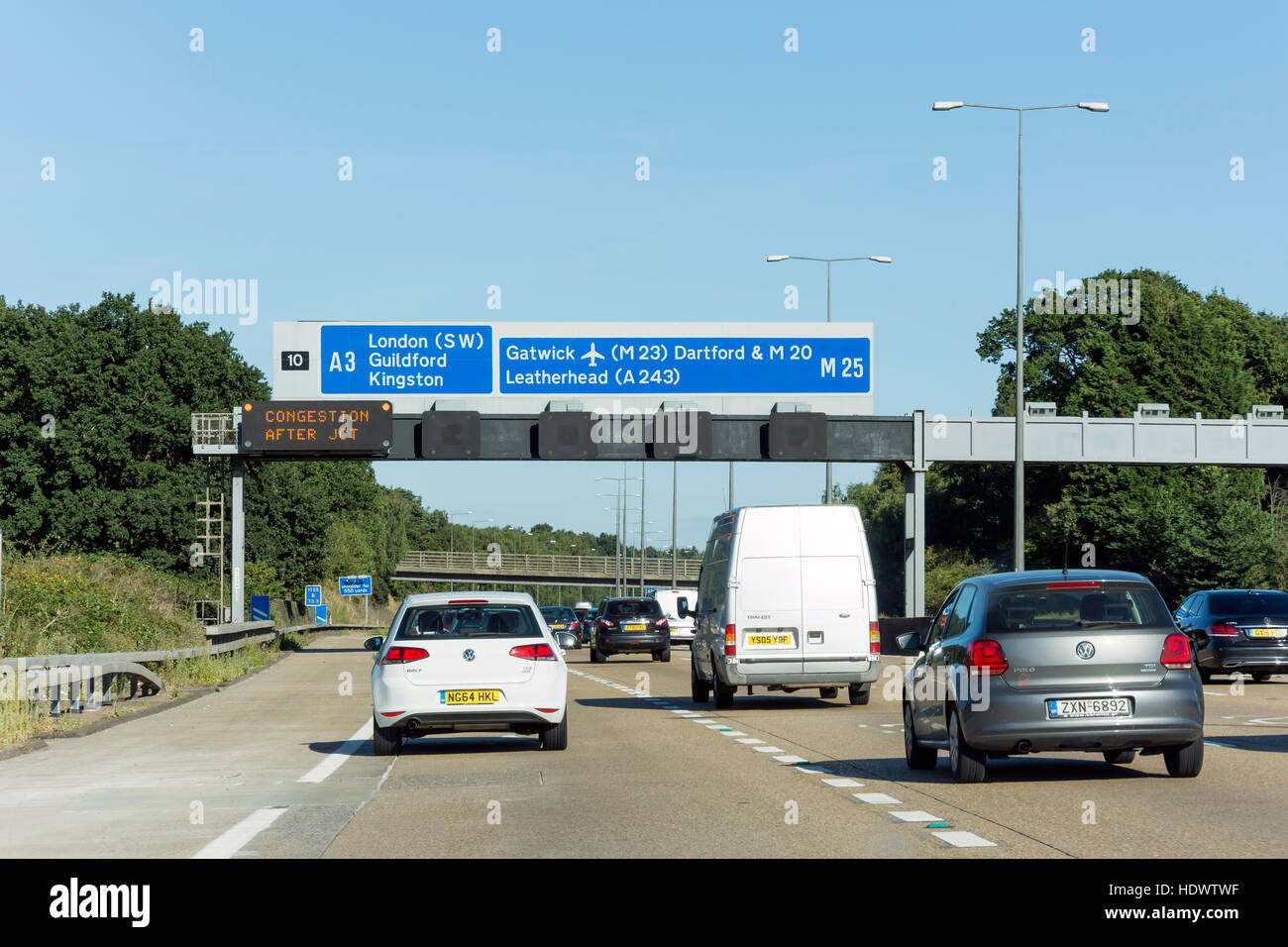 Ausfahrt 10 für den A3 auf M25 Autobahn, Surrey, England, Vereinigtes Königreich Stockfoto