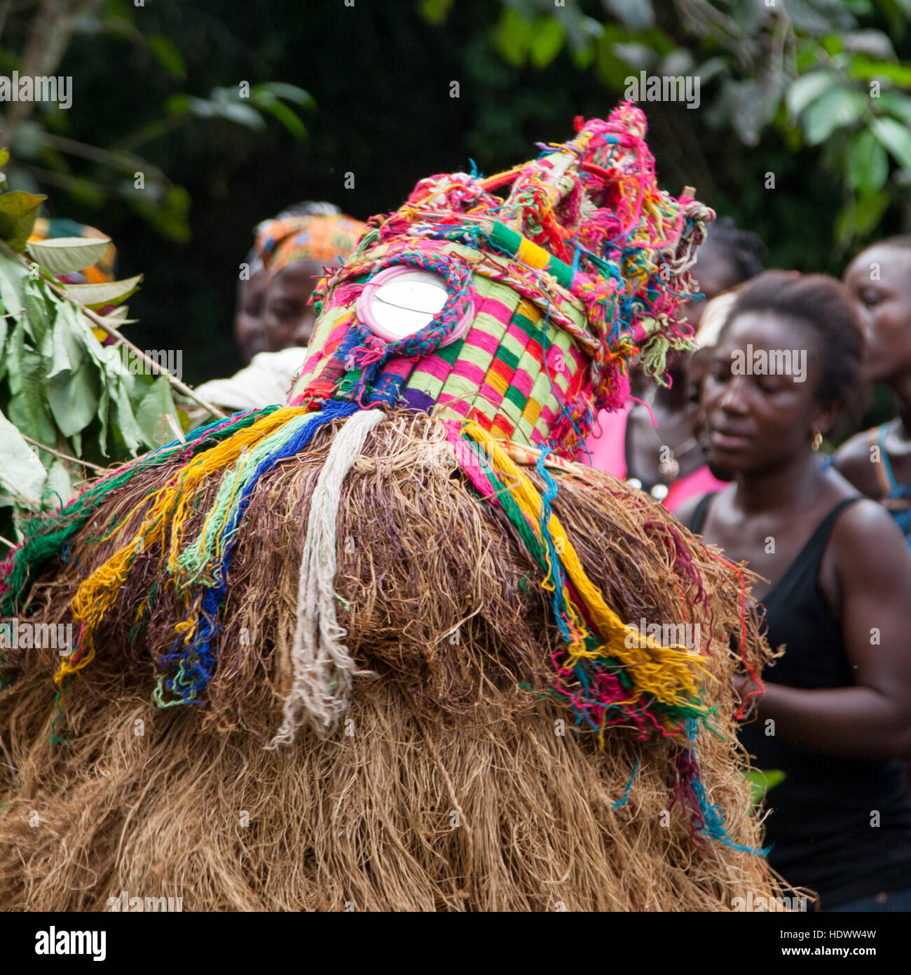 Mende-Menschen tanzen mit Gbeni-Maske im Gola-Regenwald Stockfoto
