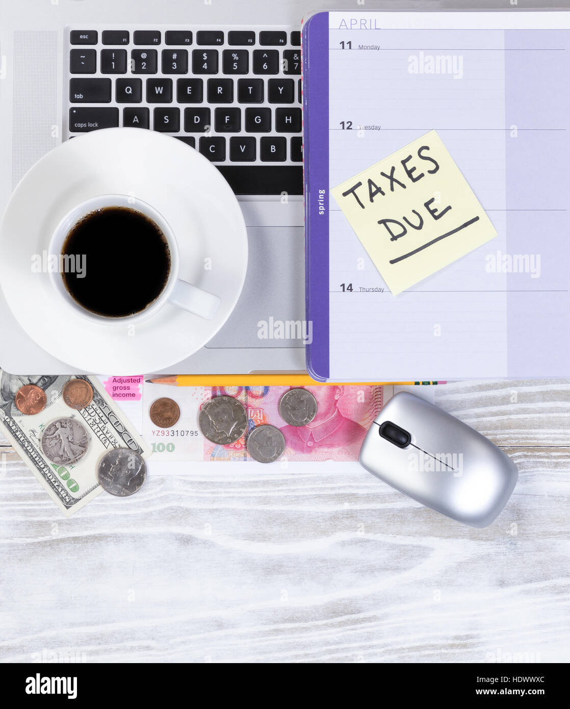 Steuer-Konzept mit Kalendererinnerung, Computer und andere Desktop-Objekte. Stockfoto