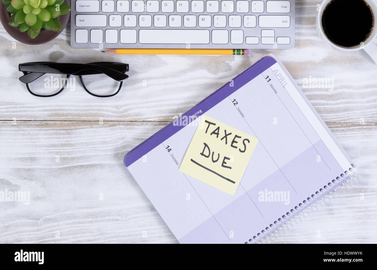 Steuer-Konzept mit Kalendererinnerung und anderen Desktop arbeiten liefert. Stockfoto