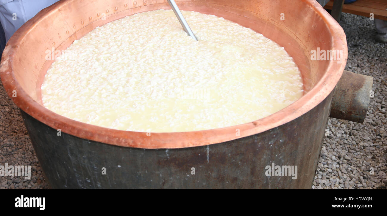Hot big Kupfer Kessel mit die geronnene Milch zu Käse Stockfoto