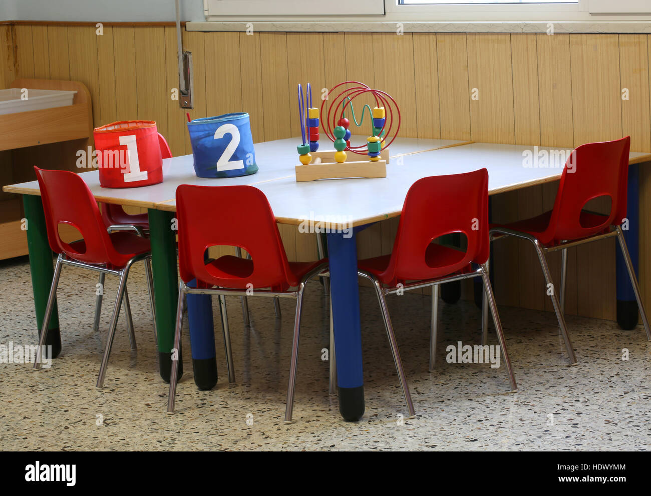 zwei Gläser in die Schulbank in einem Kindergarten für Kinder Stockfoto