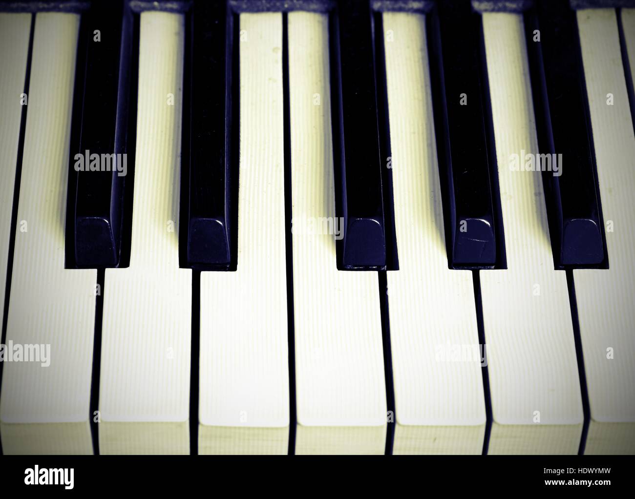 Piano-Tastatur mit schwarzen und weißen Tasten Stockfoto