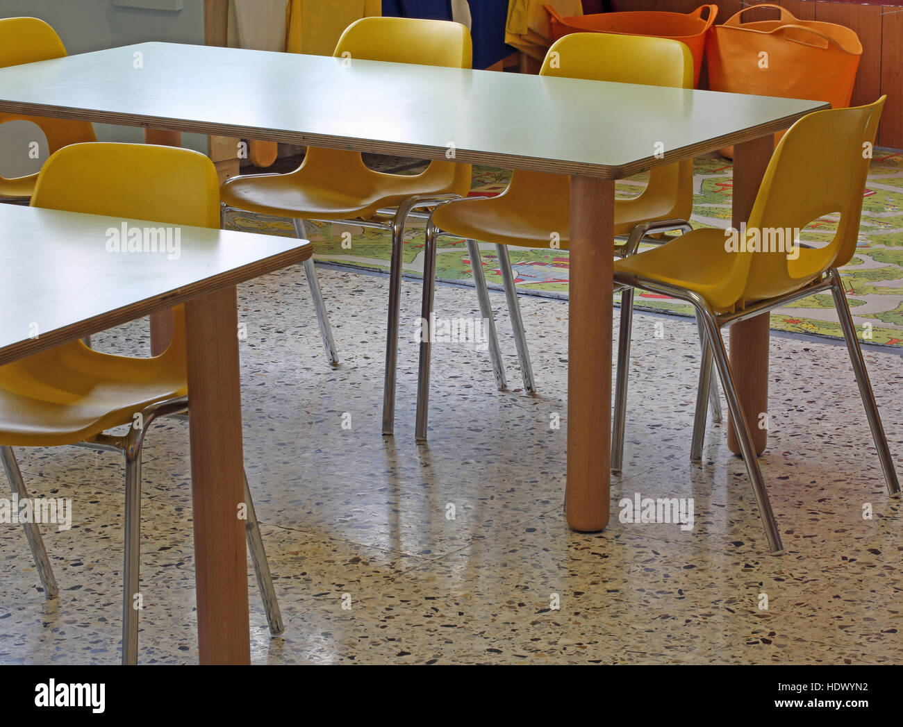 gelbe Stühle und Tischchen in der Kindergarten-Schule Stockfoto