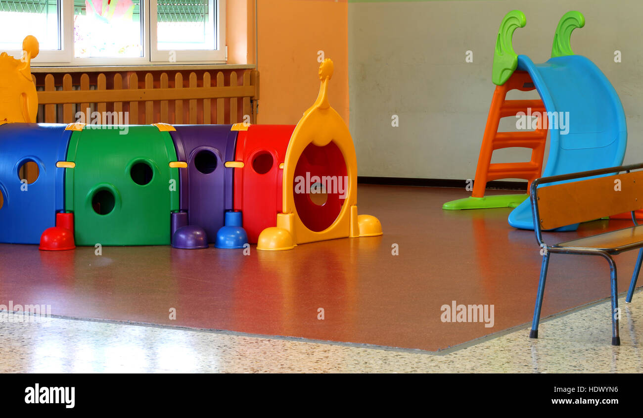 ein Tunnelspiel Form und einer Rutsche in der großen Halle des Kindergartens ohne Menschen Stockfoto