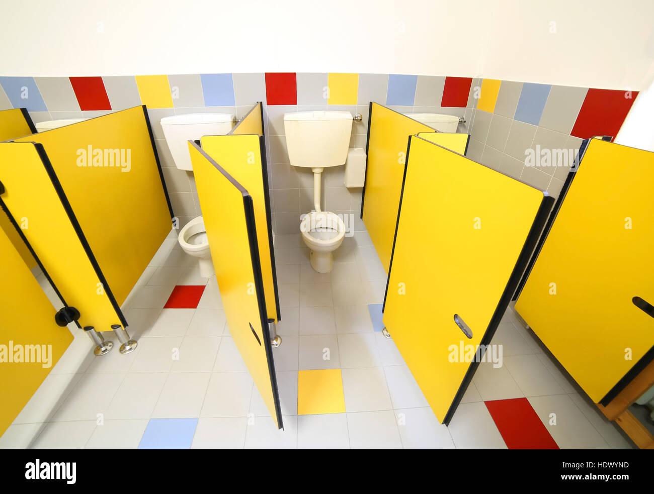 kleinen Toiletten im Badezimmer eines Kindergartens ohne Kinder Stockfoto