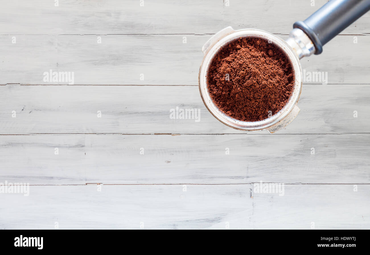 Kaffee mahlen in Gruppe auf weißen Holzwand Textur Hintergrund Stockfoto