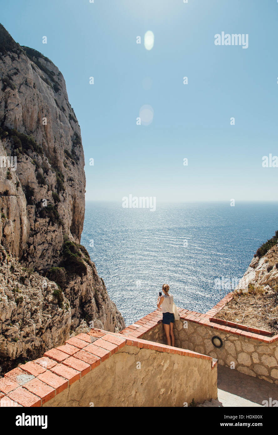 Kaukasische Frau Fotografieren in der Nähe von Treppe Stockfoto