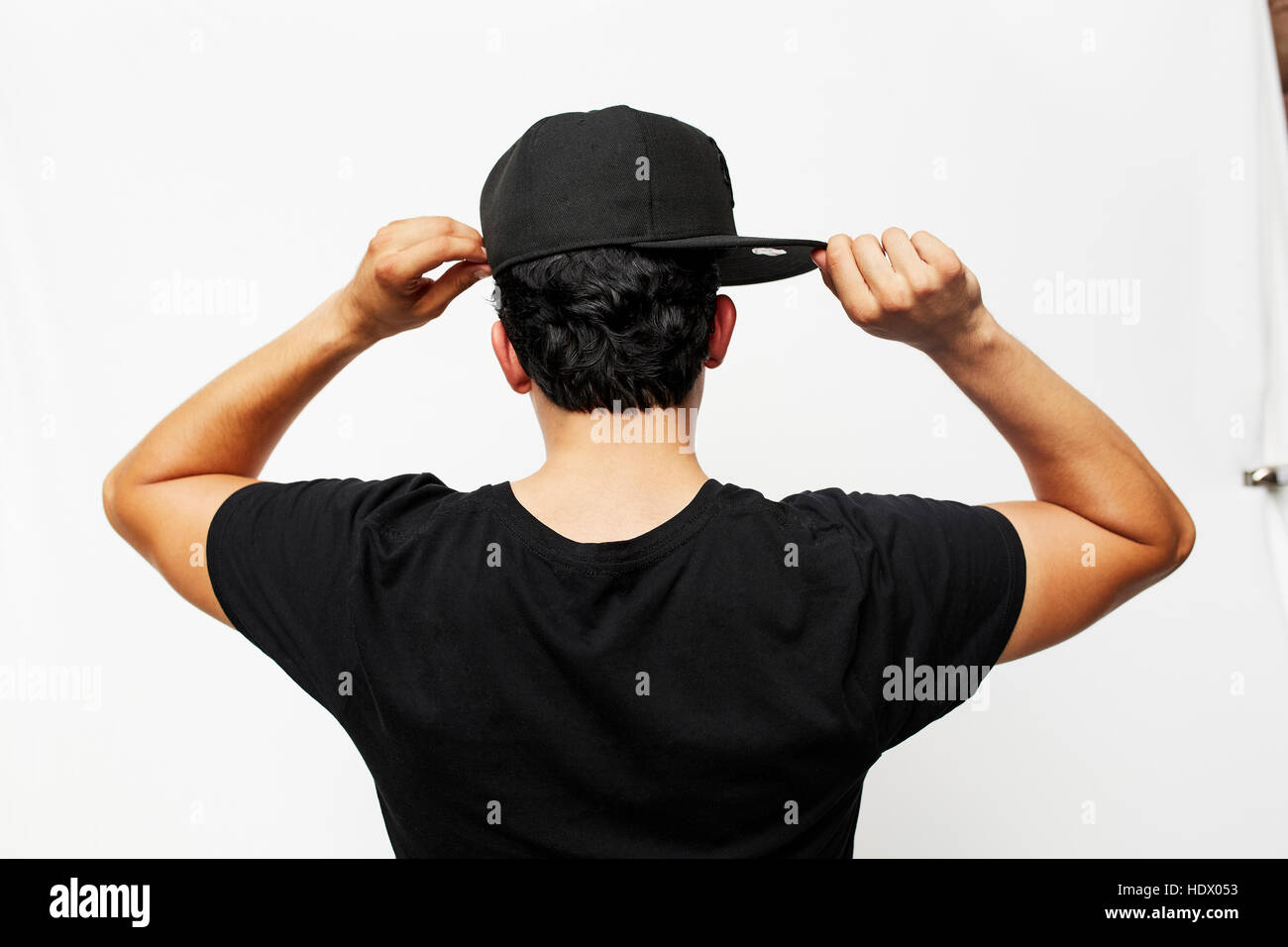 Rückansicht des Hispanic Mann einstellen Baseball-cap Stockfoto