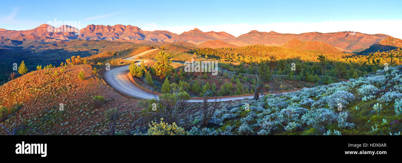 Der Blick von St Mary Peak und Wilpena Pound aus dem Southerrn Ende des Bunyeroo Valley in den Flinders Ranges, South Australia Stockfoto