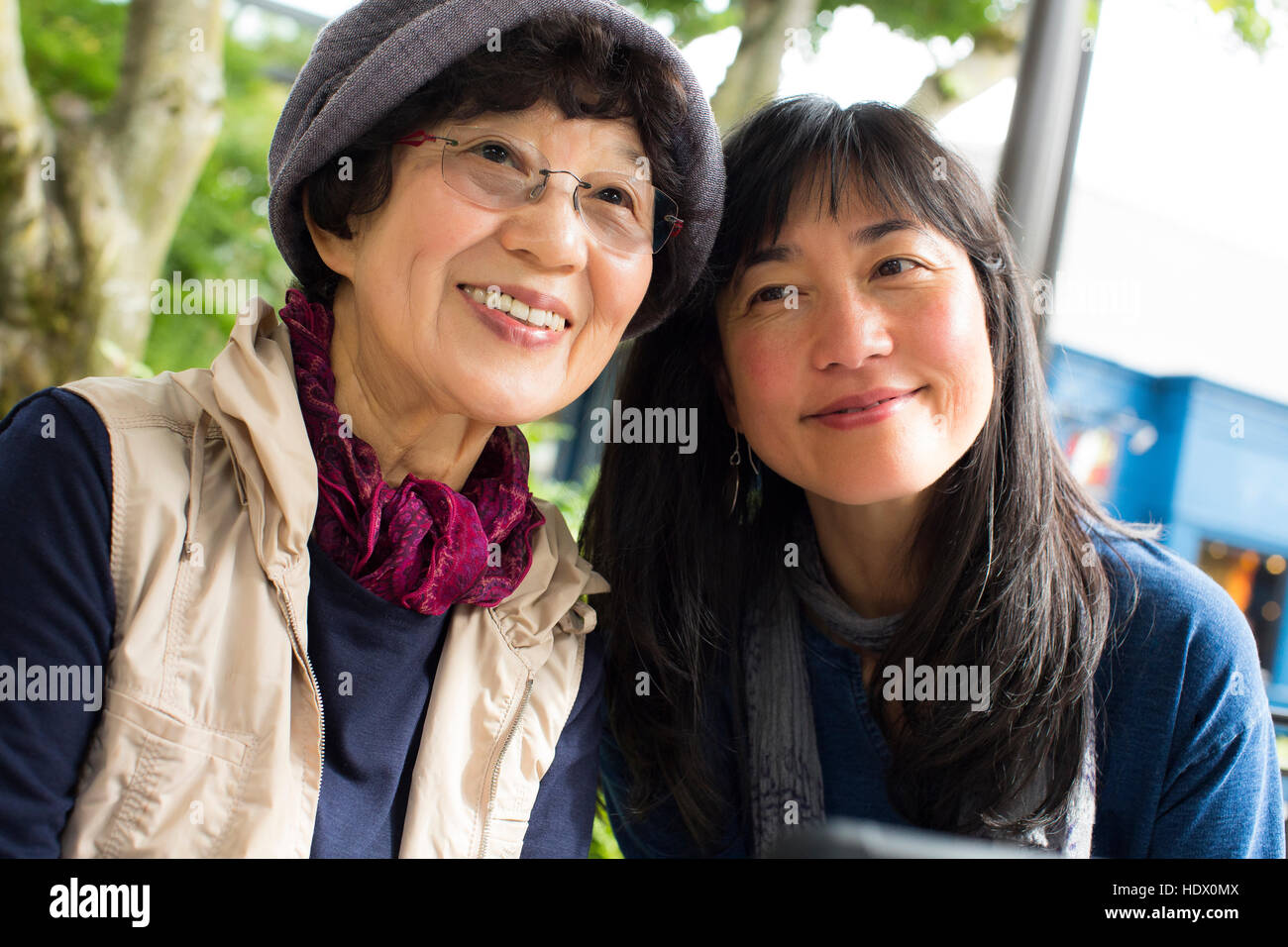 Porträt des Lächelns ältere japanische Mutter und Tochter Stockfoto