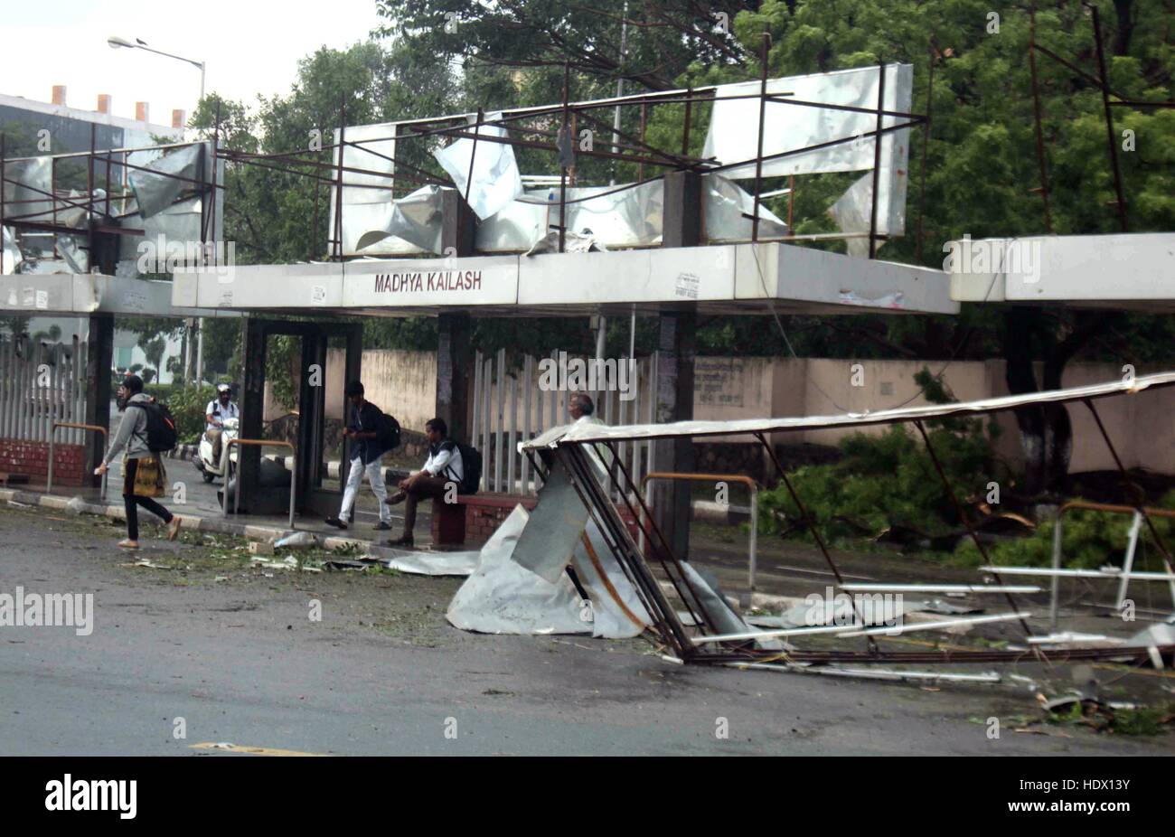 Madhya Kailash Bushaltestelle beschädigt, Cyclone Vardah, Madras, Chennai, Tamil Nadu, Indien, Asien Stockfoto