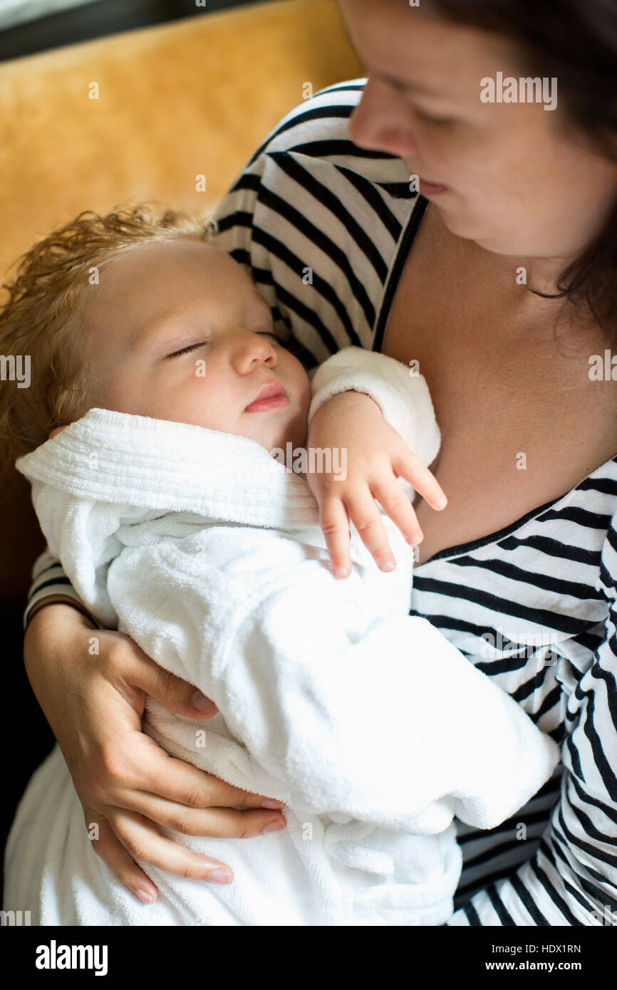 Kaukasische Mutter mit Baby Sohn Stockfoto