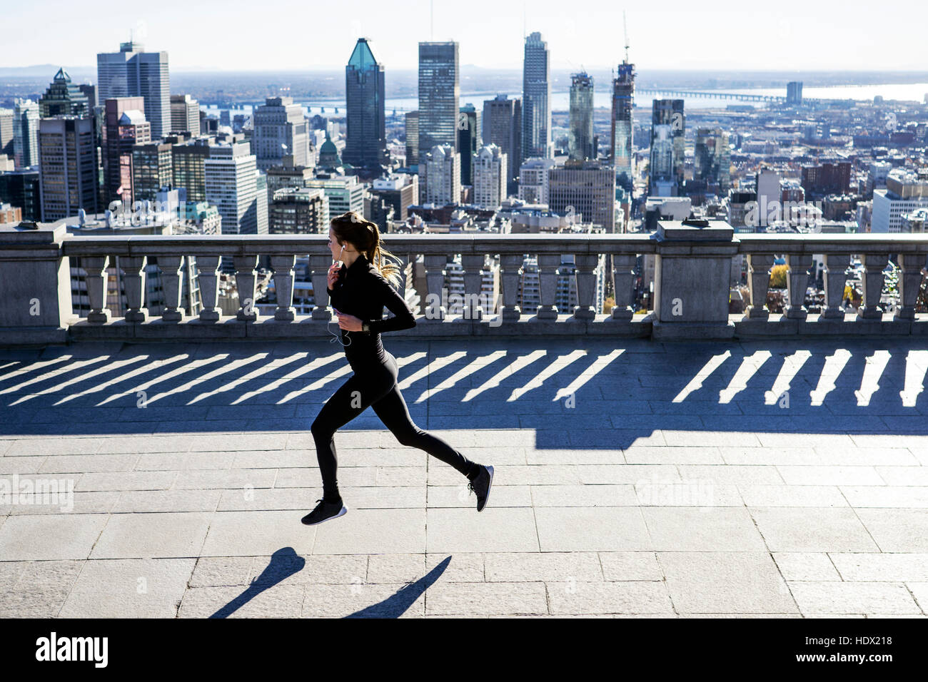 Kaukasische Frau rennt in Stadt Stockfoto