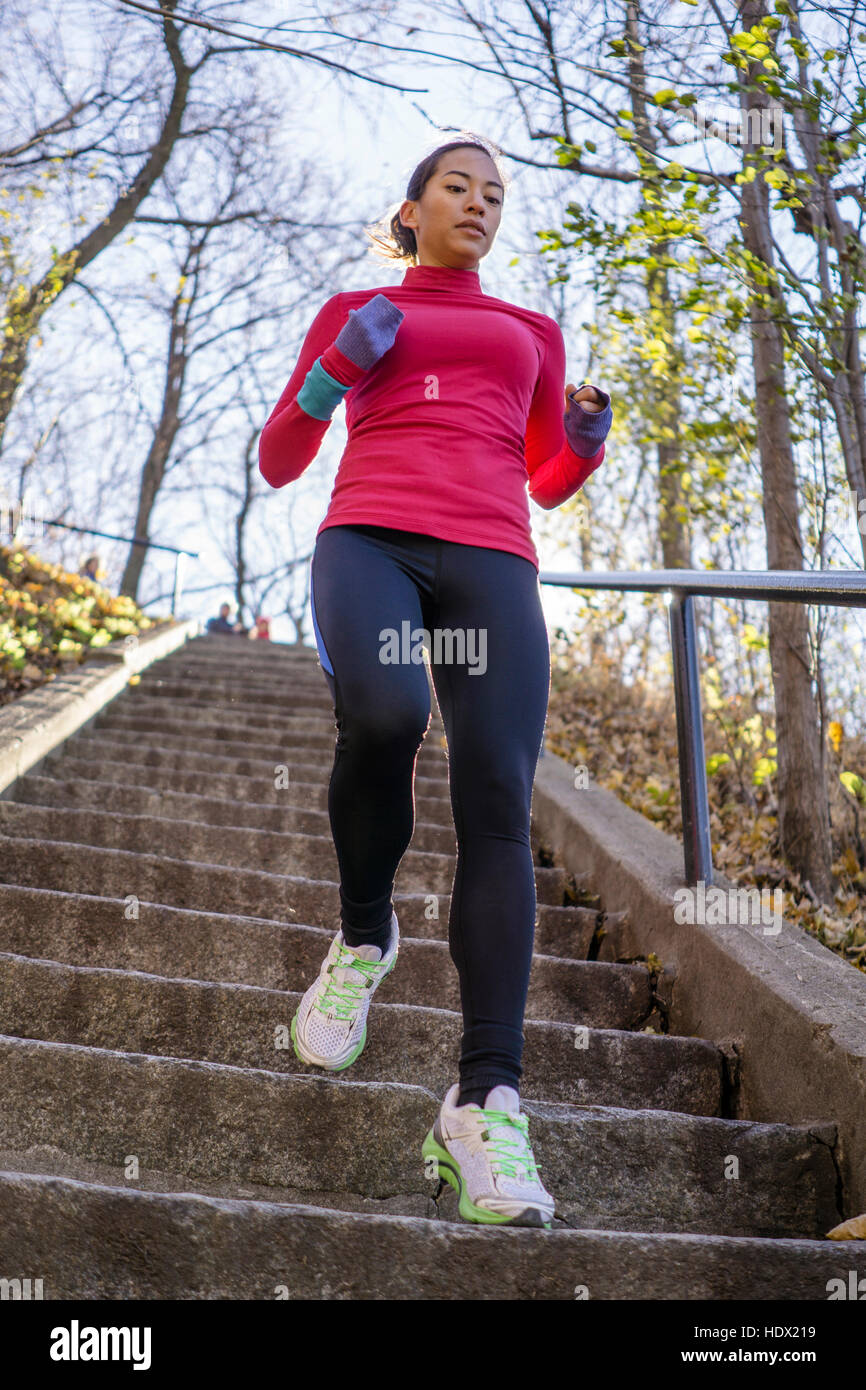 Frau läuft auf Treppe Stockfoto