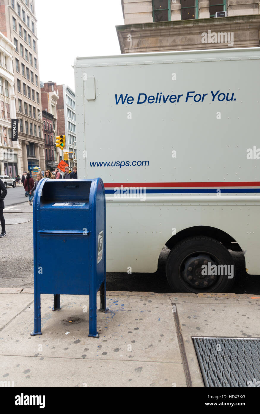 NEW YORK - 2. Mai 2016: White USPS Mail Lieferwagen in den Straßen von New York. USPS ist einer der größten Speditionen Post in den USA. Stockfoto