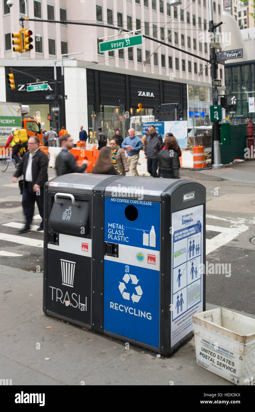 NEW YORK - 2. Mai 2016: Zwei Trashbins in den Straßen von New York City Stockfoto