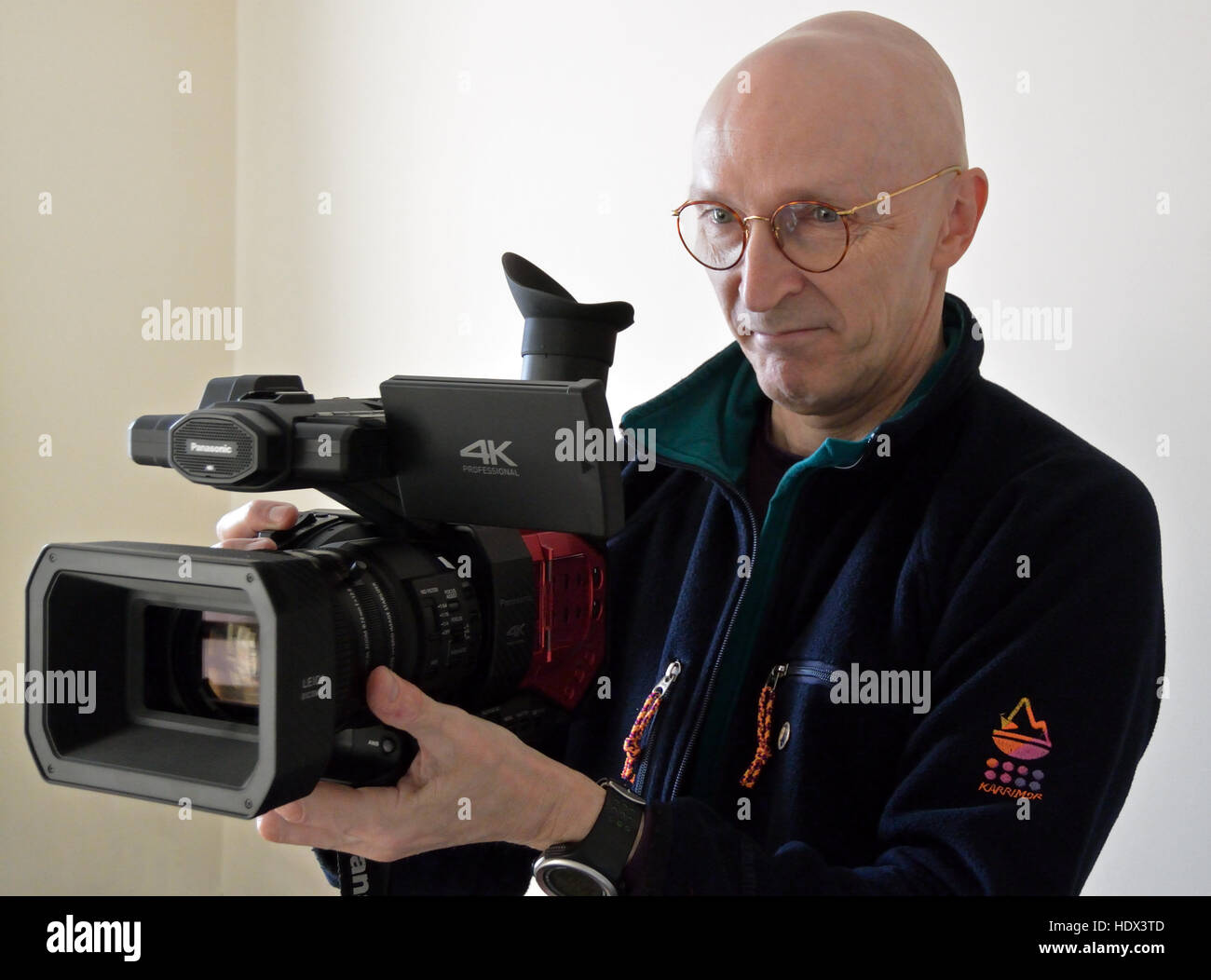 Clive Tully FRGS halten professionelle Videokamera Panasonic AG-DVX200 Stockfoto
